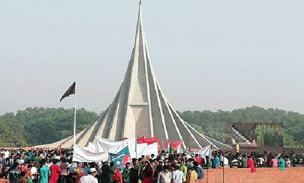 শহীদদের শ্রদ্ধা জানাতে স্মৃতিসৌধে জনতার ঢল