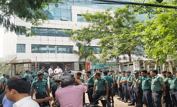 ভবন ভাঙতে বিজিএমইএর সামনে রাজউক