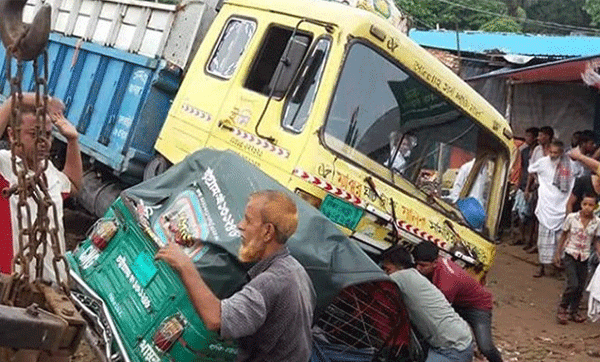 ট্রাক-সিএনজি-অটোরিকশার ত্রিমুখী সংঘর্ষ, নিহত ৪