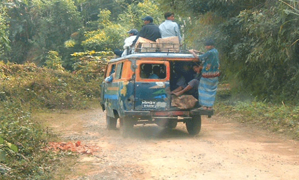 রাঙ্গুনিয়ায় গাড়ি নিয়ন্ত্রণ হারিয়ে ঘরে, নিহত ৪