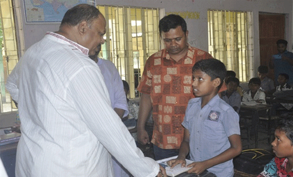 হঠাৎ স্কুল পরিদর্শনে গণশিক্ষা প্রতিমন্ত্রী