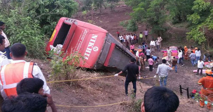 ভারতে বাস খাদে পড়ে বিশ্ববিদ্যালয়ের ৩৩ কর্মকর্তা নিহত